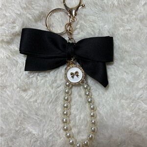 Elegant Black Bow and Pearl Keychain